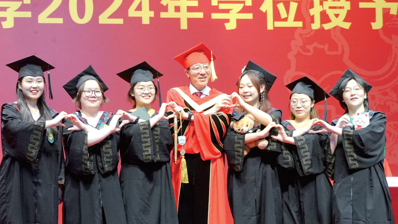 趣味比心  上周，中国农业大学2024 年专场学位授予仪式举行，校长孙其信（中）与毕业生们一起完成“高难度”比心。  本报通讯员  陈莉  摄